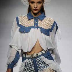 Conjunto azul y blanco en el desfile de María Escoté en Cibeles