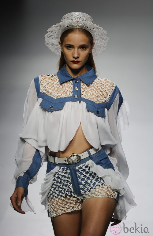 Conjunto azul y blanco en el desfile de María Escoté en Cibeles