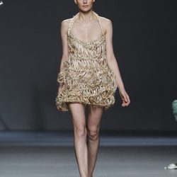 Vestido muy escotado de Sara Coleman para la primavera 2012 en Cibeles