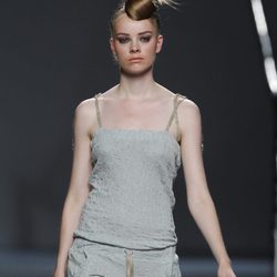Short y camiseta gris de Sara Coleman en Cibeles