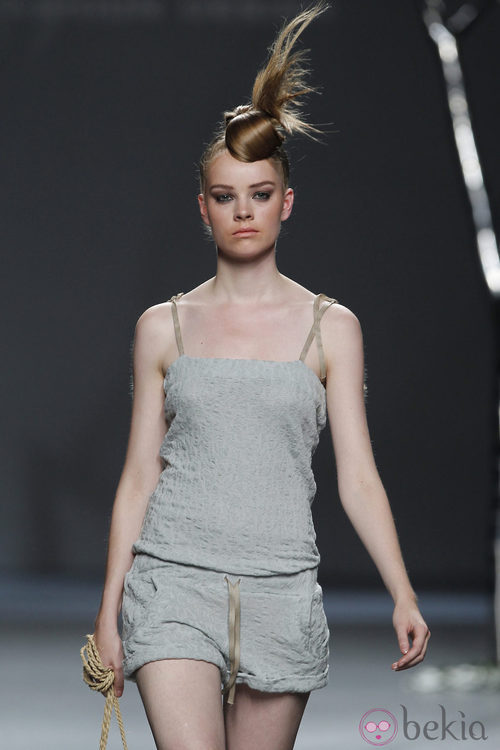 Short y camiseta gris de Sara Coleman en Cibeles