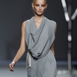 Vestido con cuello caído de Sara Coleman para la primavera 2012 en Cibeles