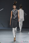 Vestido negro y pantalones blancos de Sara Coleman en Cibeles
