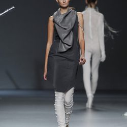 Vestido negro y pantalones blancos de Sara Coleman en Cibeles
