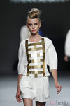 Blusa blanca y dorada de Juana Martín en Cibeles