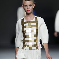 Blusa blanca y dorada de Juana Martín en Cibeles