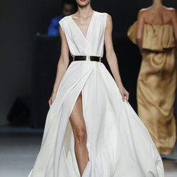 Vestido blanco largo de Juana Martín en Cibeles