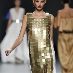 Vestido dorado de la colección primavera 2012 de Juana Martín en Cibeles