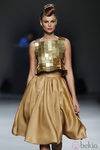 Top dorado con falda camel de Juana Martín en Cibeles