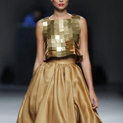 Top dorado con falda camel de Juana Martín en Cibeles