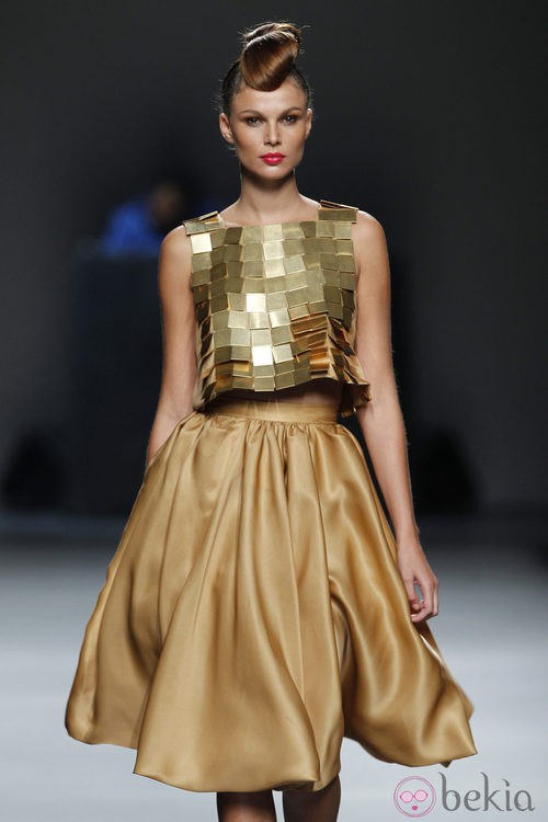 Top dorado con falda camel de Juana Martín en Cibeles
