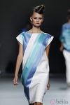 Vestido blanco con rayas azules de Juana Martín en Cibeles