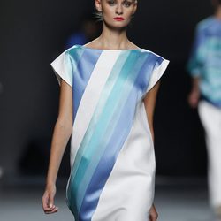 Vestido blanco con rayas azules de Juana Martín en Cibeles