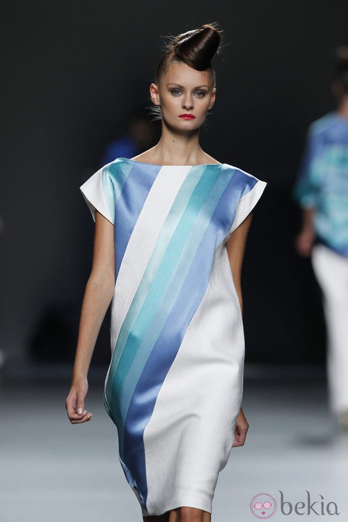Vestido blanco con rayas azules de Juana Martín en Cibeles