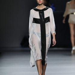 Vestido blanco y negro de Juana Martín en Cibeles