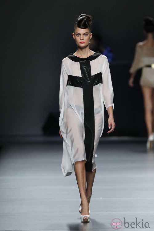 Vestido blanco y negro de Juana Martín en Cibeles