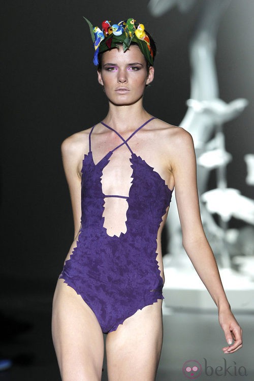 Bañador morado de Dolores Cortés, colección primavera primavera 2012