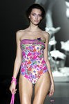 Traje de baño con motivos florales de Dolores Cortés, colección primavera 2012