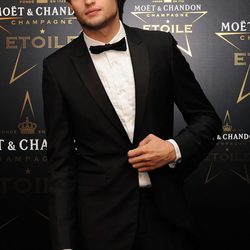 Douglas Booth en los premios de la moda Moët & Chandon Étoile en Londres
