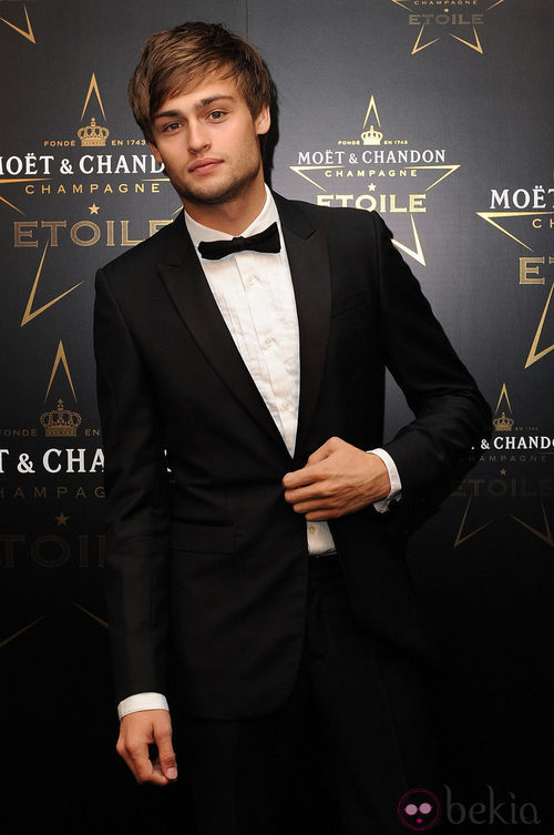 Douglas Booth en los premios de la moda Moët & Chandon Étoile en Londres
