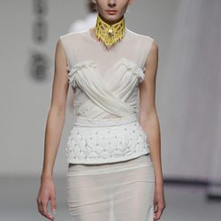 Vestido en beis de Moisés Nieto en Cibeles, colección primavera 2012