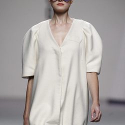 Vestido con cuello pico y grandes mangas de Moisés Nieto en Cibeles, colección primavera 2012