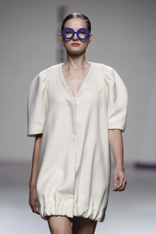Vestido con cuello pico y grandes mangas de Moisés Nieto en Cibeles, colección primavera 2012