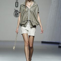 Chaqueta verde y short crudo de Shen Lin en Cibeles, colección primavera 2012