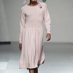 Vestido y tocado rosado para hombre de Ibai Labega en Cibeles, colección primavera 2012