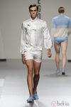 Blusa con lazo y short blanco para hombre de Ibai Labega en Cibeles, colección primavera 2012