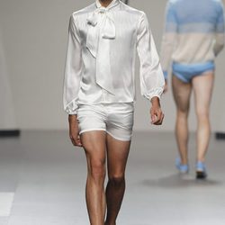 Blusa con lazo y short blanco para hombre de Ibai Labega en Cibeles, colección primavera 2012