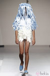 Diseño en celeste y blanco de hombre de Ibai Labega en Cibeles, colección primavera 2012