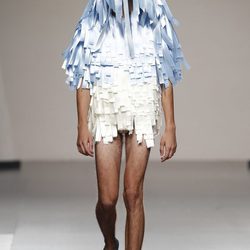 Diseño en celeste y blanco de hombre de Ibai Labega en Cibeles, colección primavera 2012