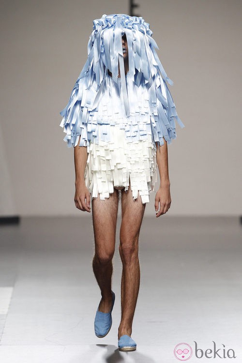 Diseño en celeste y blanco de hombre de Ibai Labega en Cibeles, colección primavera 2012