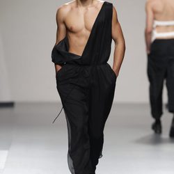Pantalón negro ancho con tirantes de Alberto Puras en Cibeles, colección primavera 2012