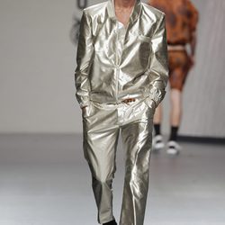 Traje de corte sideral de hombre de Alberto Puras en Cibeles, colección primavera 2012