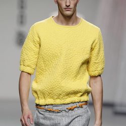 Jersey amarillo y shorts en tono gris de Alberto Puras en Cibeles, colección primavera 2012