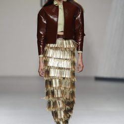 Falda larga de tablas con chaqueta amarronada de Luis Manteiga en Cibeles, colección primavera 2012