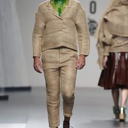 Traje beige con camisa verde de Luis Manteiga en Cibeles, colección primavera 2012