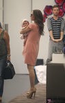 Victoria Beckham con vestido rosa de su marca y su hija Harper Seven
