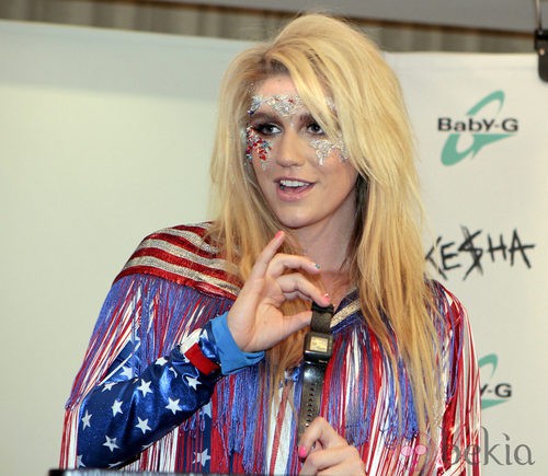 Ke$ha, con traje inspirado en la bandera americana, presenta la campaña de Baby-G