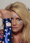 Ke$ha y su Casio Baby-G con la bandera americana