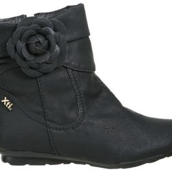 Botín negro con flor de la colección otoño/invierno 2011/2012 de Xti