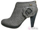 Botín de tacón gris con flor de la colección otoño/invierno 2011/2012 de Xti