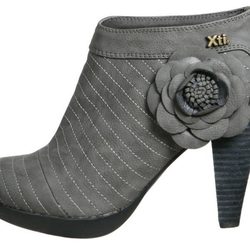 Botín de tacón gris con flor de la colección otoño/invierno 2011/2012 de Xti