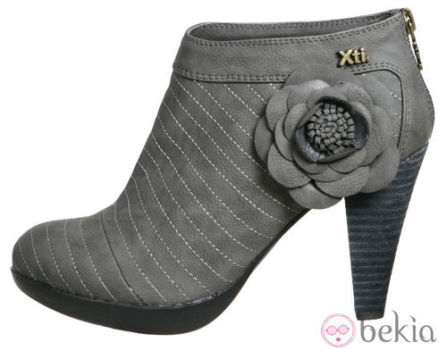 Botín de tacón gris con flor de la colección otoño/invierno 2011/2012 de Xti