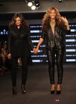 Beyoncé con traje de lentejuelas diseñado por su madre, Tina Knowles