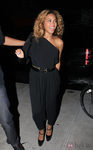 Beyoncé con mono negro de escote asimétrico