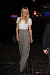 Mischa Barton con pantalón palazzo y camiseta blanca