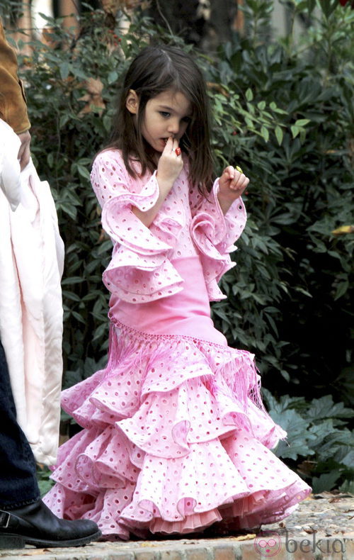 Suri Cruise con traje rosa de sevillana
